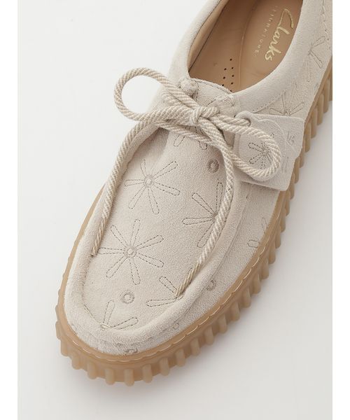 Clarks(クラークス)の「【emmi meets Clarks】Torhill Bee(スニーカー・レディース・ライトベージュ・24/23.5/25/23/24.5)」の3枚目の写真