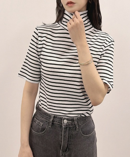 CLOTHY(クロシィ)の「【ゆるタートルで、首元の日焼け対策にも◎】テレコ リブ タートルネック 5分袖Tシャツ(Tシャツ/カットソー・レディース・アイボリー/ホワイト系/レッド/ブラウン/ブラック・MEDIUM/LARGE)」の3枚目の写真