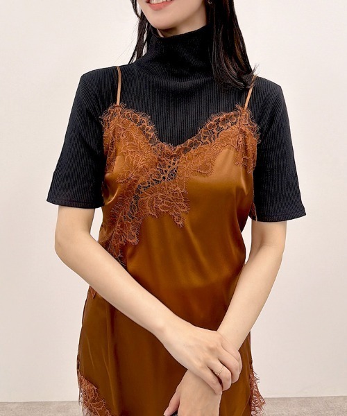 CLOTHY(クロシィ)の「【ゆるタートルで、首元の日焼け対策にも◎】テレコ リブ タートルネック 5分袖Tシャツ(Tシャツ/カットソー・レディース・アイボリー/ホワイト系/レッド/ブラウン/ブラック・MEDIUM/LARGE)」の4枚目の写真