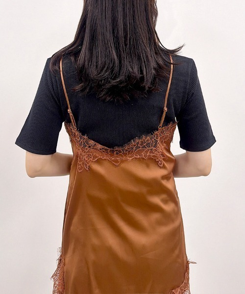 CLOTHY(クロシィ)の「【ゆるタートルで、首元の日焼け対策にも◎】テレコ リブ タートルネック 5分袖Tシャツ(Tシャツ/カットソー・レディース・アイボリー/ホワイト系/レッド/ブラウン/ブラック・MEDIUM/LARGE)」の7枚目の写真