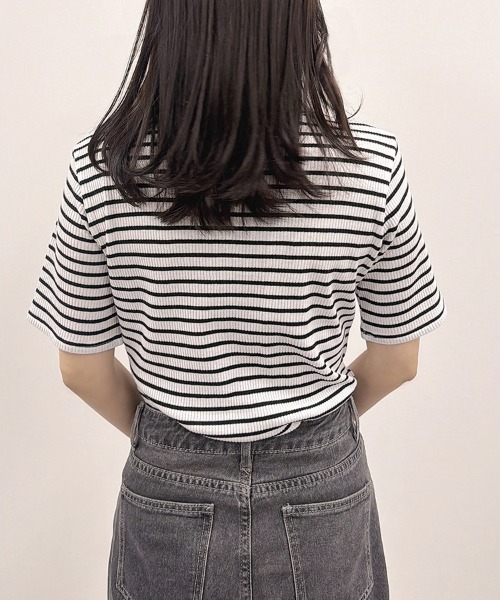 CLOTHY(クロシィ)の「【ゆるタートルで、首元の日焼け対策にも◎】テレコ リブ タートルネック 5分袖Tシャツ(Tシャツ/カットソー・レディース・アイボリー/ホワイト系/レッド/ブラウン/ブラック・MEDIUM/LARGE)」の10枚目の写真