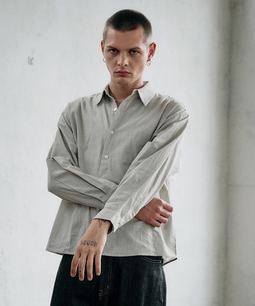 Regen Glanz(レーゲングランツ)の「textured urban cropped shirt / テクスチャーアーバンクロップドシャツ(シャツ/ブラウス・メンズ・グレイッシュベージュ/ブルー/スモークピンク・SMALL/LARGE/MEDIUM)」の1枚目の写真