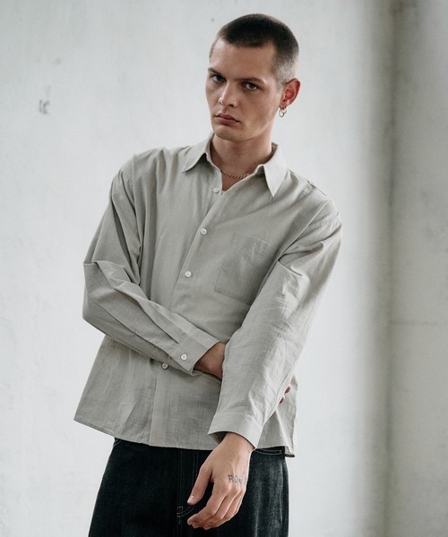 Regen Glanz(レーゲングランツ)の「textured urban cropped shirt / テクスチャーアーバンクロップドシャツ(シャツ/ブラウス・メンズ・グレイッシュベージュ/ブルー/スモークピンク・SMALL/LARGE/MEDIUM)」の4枚目の写真