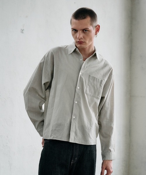 Regen Glanz(レーゲングランツ)の「textured urban cropped shirt / テクスチャーアーバンクロップドシャツ(シャツ/ブラウス・メンズ・グレイッシュベージュ/ブルー/スモークピンク・SMALL/LARGE/MEDIUM)」の5枚目の写真