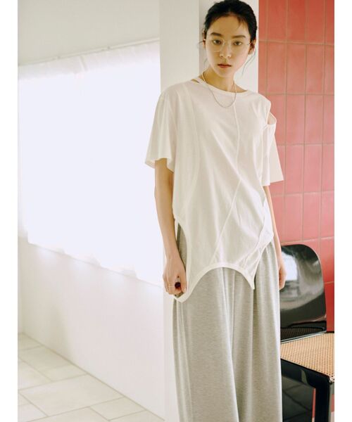 Ungrid(アングリッド)の「アシメデザインTee(Tシャツ/カットソー・レディース・ブラック/レッド/オフホワイト・FREE)」の6枚目の写真