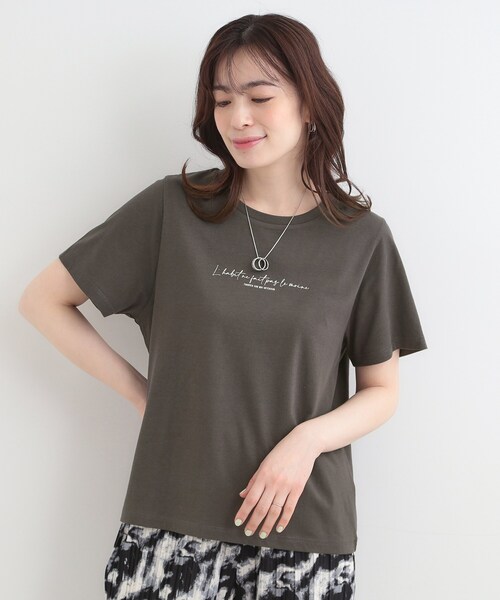 SHOO・LA・RUE（シューラルー）の「【綿100%/プチプラ/S-LL】カジュアルすぎない フェミニンプリントTシャツ（Tシャツ/カットソー・レディース・チャコールグレー/ホワイト系1/ホワイト系2/ピンク系1・01/02/03/04）」の17枚目の写真