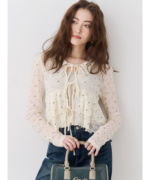 EVRIS（エヴリス）の「スタッズレースリボンシャツ（シャツ/ブラウス・レディース・アイボリー/ブラック・FREE）」の2枚目の写真