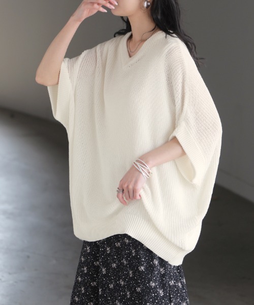 HUG.U(ハグユー)の「「 サイダーニット 」 Vネックサマーニットトップス(ニット/セーター・レディース・ブラウン/グリーン/ブラック/オフホワイト/ダークグレー/パープル/イエロー・FREE)」の2枚目の写真