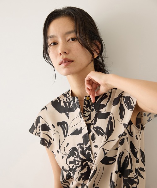 ROPE'(ロペ)の「【DEVEAUX(デヴォー)】フラワープリントドレープカラーブラウス/セットアップ対応(シャツ/ブラウス・レディース・ベージュ系その他/ブラック系その他・FREE)」の17枚目の写真