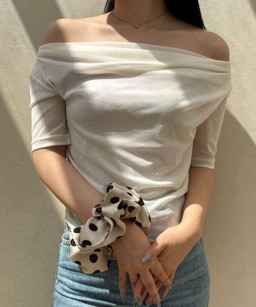 NEUNA（ヌナ）の「【大人気商品から待望の半袖バージョン登場！】オフショルシアードレープハーフスリーブトップス（Tシャツ/カットソー・レディース・ブルー/アイボリー/ネイビー・FREE）」の6枚目の写真