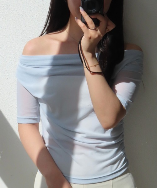 NEUNA（ヌナ）の「【大人気商品から待望の半袖バージョン登場！】オフショルシアードレープハーフスリーブトップス（Tシャツ/カットソー・レディース・ブルー/アイボリー/ネイビー・FREE）」の8枚目の写真