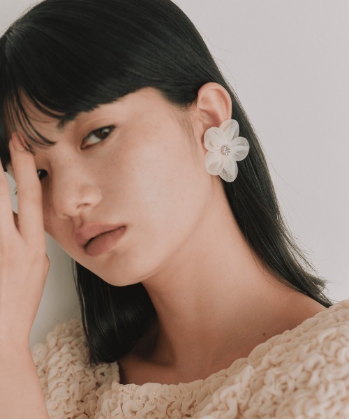 kaene(カエン)の「シフォンペタルパールイヤリング(イヤリング・レディース・オフホワイト/ブラック・FREE)」の8枚目の写真