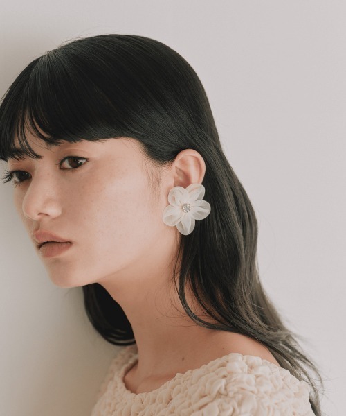 kaene(カエン)の「シフォンペタルパールイヤリング(イヤリング・レディース・オフホワイト/ブラック・FREE)」の6枚目の写真