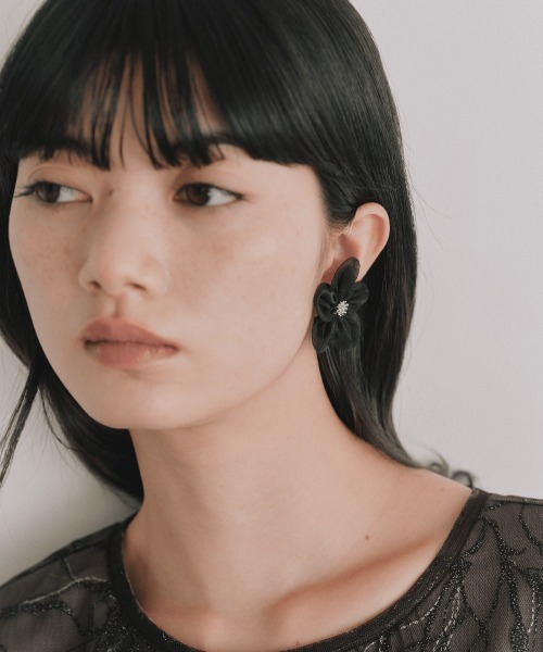 kaene(カエン)の「シフォンペタルパールイヤリング(イヤリング・レディース・オフホワイト/ブラック・FREE)」の4枚目の写真