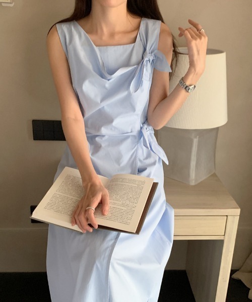 AMAJI(アマジ)の「ドレープネック リボン付き ノースリーブ ワンピース(ワンピース・レディース・ライトブルー/ホワイト/ブラック・FREE)」の5枚目の写真