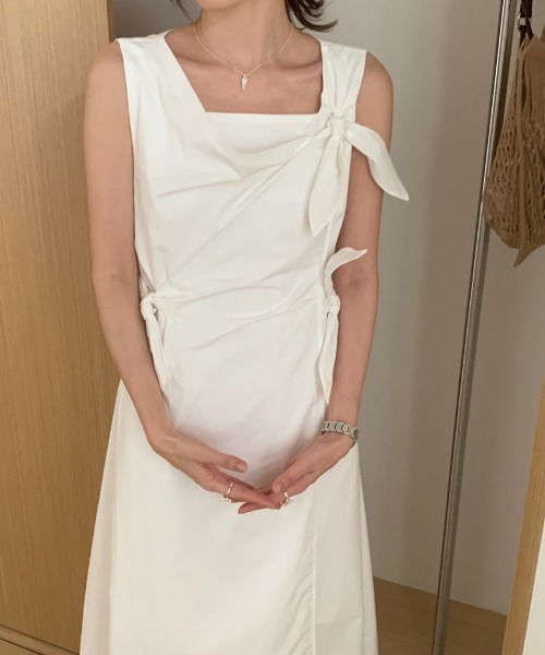 AMAJI(アマジ)の「ドレープネック リボン付き ノースリーブ ワンピース(ワンピース・レディース・ライトブルー/ホワイト/ブラック・FREE)」の6枚目の写真