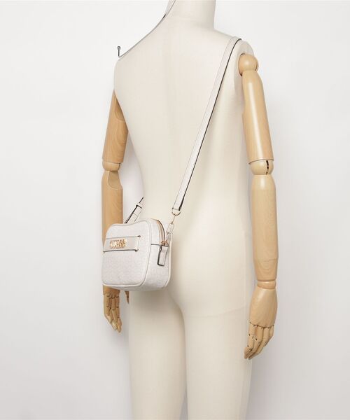 Guess(ゲス)の「DANICA Mini Crossbody ショルダーバッグ(ショルダーバッグ・レディース・アイボリー・ONE SIZE)」の15枚目の写真