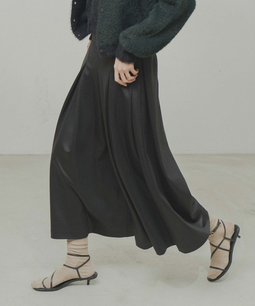WHYTO.(ホワイト)の「「WHYTO. / ホワイト」leather like pleats pants(その他パンツ・レディース・ブラウン/ブラック・36/38)」の1枚目の写真