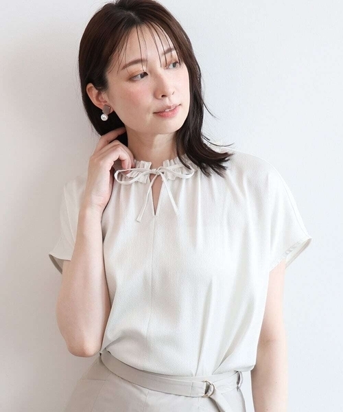 OFUON le MK（オフオンルエムケー）の「ギャザーフリルネックサテンブラウス/洗濯機で洗える/WEB限定サイズあり（シャツ/ブラウス・レディース・グリーン系その他/ピンク/ベージュ・40/38/36）」の2枚目の写真