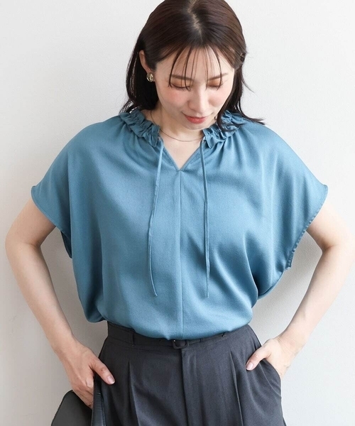 OFUON le MK（オフオンルエムケー）の「ギャザーフリルネックサテンブラウス/洗濯機で洗える/WEB限定サイズあり（シャツ/ブラウス・レディース・グリーン系その他/ピンク/ベージュ・40/38/36）」の3枚目の写真