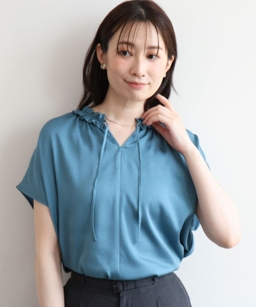 OFUON le MK（オフオンルエムケー）の「ギャザーフリルネックサテンブラウス/洗濯機で洗える/WEB限定サイズあり（シャツ/ブラウス・レディース・グリーン系その他/ピンク/ベージュ・40/38/36）」の8枚目の写真