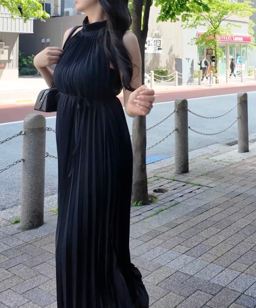 THEODORIC.dy(セオドリックディ)の「エアリープリーツ ホルターワンピース(動くたびに揺れる美シルエット)(ワンピース・レディース・ホワイト/ブラック・FREE)」の3枚目の写真