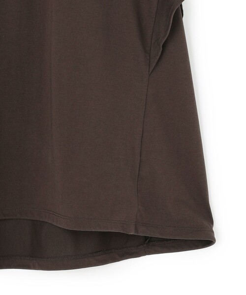 UNFILO(アンフィーロ)の「プレーティング フレアスリーブ Tシャツ(Tシャツ/カットソー・レディース・ホワイト系/ブラック系/グリーン系/ダークブラウン系/ベージュ系・X-LARGE)」の14枚目の写真