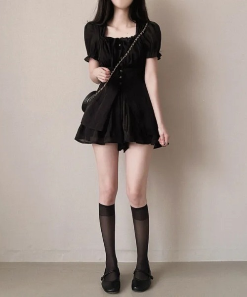 Aelina(エリナ)の「パフスリーブブラウス+ショートパンツセットアップ(セットアップ・レディース・ブラック/ライトグリーン/ベージュ・FREE)」の12枚目の写真