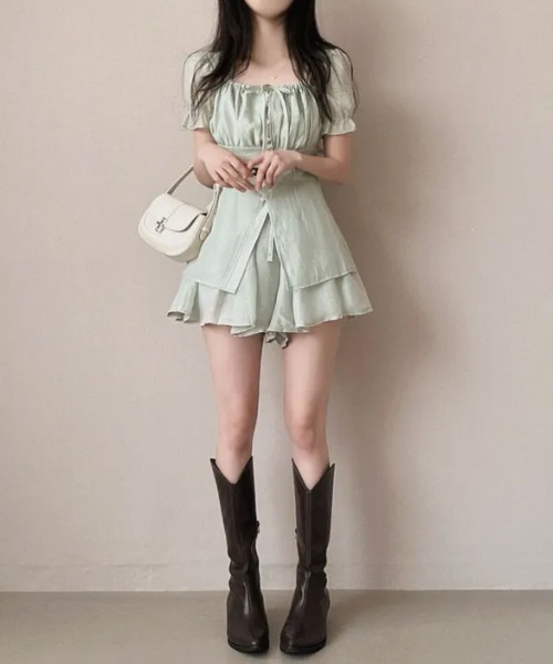 Aelina(エリナ)の「パフスリーブブラウス+ショートパンツセットアップ(セットアップ・レディース・ブラック/ライトグリーン/ベージュ・FREE)」の8枚目の写真