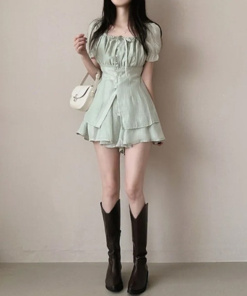 Aelina(エリナ)の「パフスリーブブラウス+ショートパンツセットアップ(セットアップ・レディース・ブラック/ライトグリーン/ベージュ・FREE)」の11枚目の写真