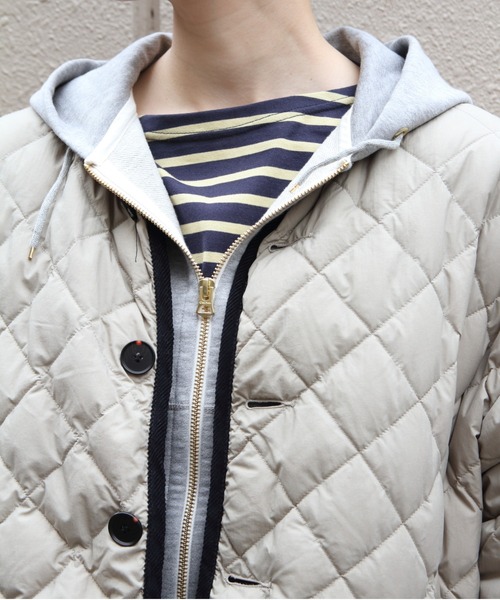 GYMPHLEX（ジムフレックス）の「Gymphlex/ジムフレックス　キルトダウンカラーレスジャケット　QUILT DOWN COLLARLESS JACKET　GY-A0431 NYM（ダウンジャケット/コート・レディース・グレイッシュベージュ/ブラック・14）」の4枚目の写真