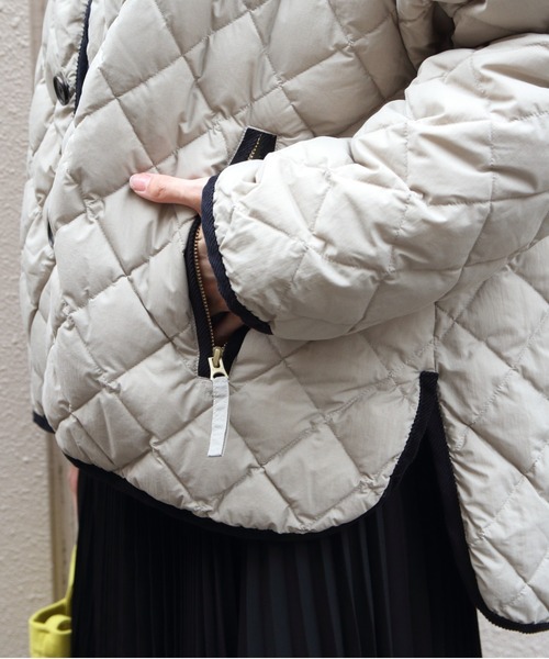 GYMPHLEX（ジムフレックス）の「Gymphlex/ジムフレックス　キルトダウンカラーレスジャケット　QUILT DOWN COLLARLESS JACKET　GY-A0431 NYM（ダウンジャケット/コート・レディース・グレイッシュベージュ/ブラック・14）」の5枚目の写真