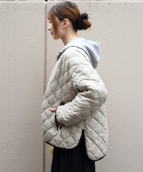 GYMPHLEX（ジムフレックス）の「Gymphlex/ジムフレックス　キルトダウンカラーレスジャケット　QUILT DOWN COLLARLESS JACKET　GY-A0431 NYM（ダウンジャケット/コート・レディース・グレイッシュベージュ/ブラック・14）」の7枚目の写真