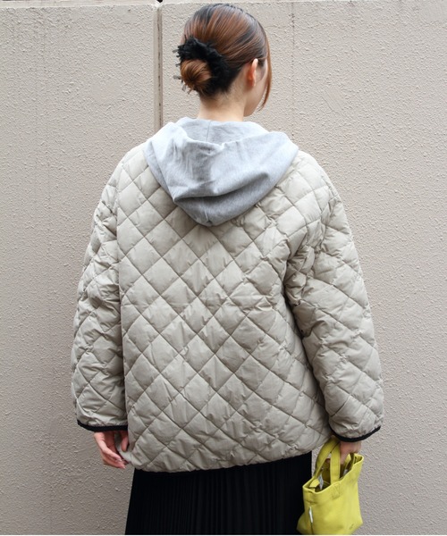 GYMPHLEX（ジムフレックス）の「Gymphlex/ジムフレックス　キルトダウンカラーレスジャケット　QUILT DOWN COLLARLESS JACKET　GY-A0431 NYM（ダウンジャケット/コート・レディース・グレイッシュベージュ/ブラック・14）」の8枚目の写真