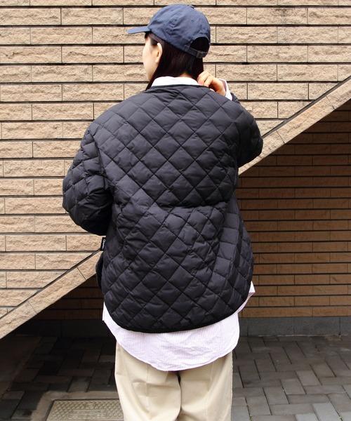 GYMPHLEX（ジムフレックス）の「Gymphlex/ジムフレックス　キルトダウンカラーレスジャケット　QUILT DOWN COLLARLESS JACKET　GY-A0431 NYM（ダウンジャケット/コート・レディース・グレイッシュベージュ/ブラック・14）」の16枚目の写真