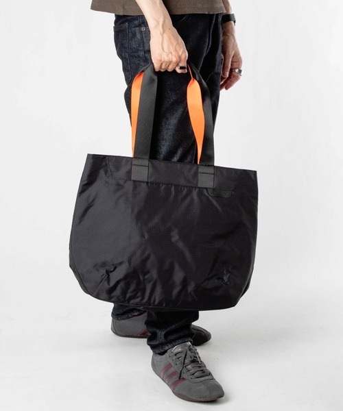 ALPAKA(アルパカ)の「ALPAKA / アルパカ Elements Tote (M) (Black Axoflux 210D) 撥水 軽量 PC トートバッグ(トートバッグ・メンズ・ブラック・FREE)」の2枚目の写真