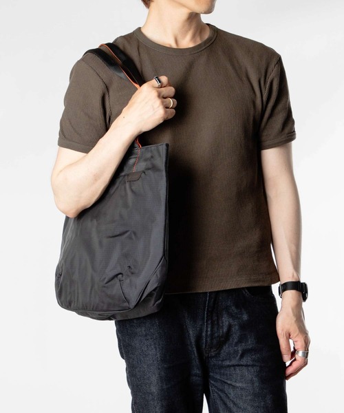 ALPAKA(アルパカ)の「ALPAKA / アルパカ Elements Tote (M) (Black Axoflux 210D) 撥水 軽量 PC トートバッグ(トートバッグ・メンズ・ブラック・FREE)」の4枚目の写真