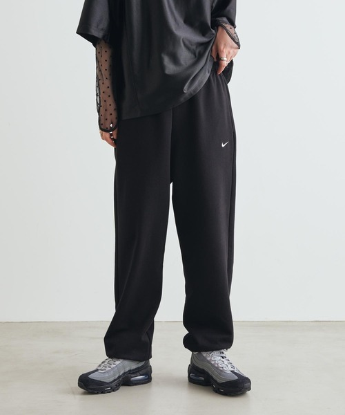 NIKE(ナイキ)の「《セットアップ対応商品》ナイキ スタジオ フリース ライトウェイト ウィメンズ オーバーサイズド ハイライズ カフ パンツ / Nike Studio Fleece Lightweight Women's Oversized High-Rise Cuffed Pants IM8512-001 Total Black(その他パンツ・レディース・ブラック系その他2・XS/XL/S/M/L)」の1枚目の写真