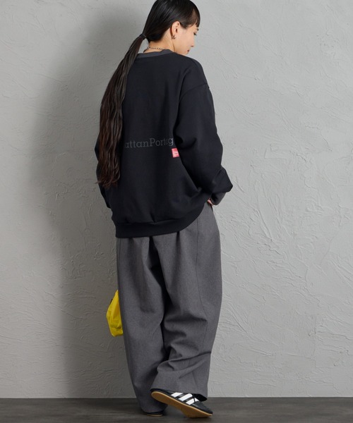 Manhattan Portage（マンハッタンポーテージ）の「【WEB先行予約】[MANHATTAN PORTAGE/マンハッタンポーテージ] 別注 ポケットロゴ刺繍 バックプリントスウェット（スウェット・レディース・ブラック/ネイビー/アイボリー・S/L/M/XL）」の7枚目の写真