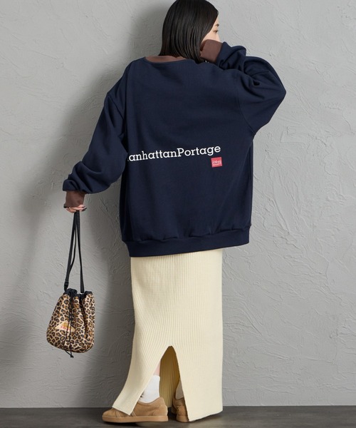 Manhattan Portage（マンハッタンポーテージ）の「【WEB先行予約】[MANHATTAN PORTAGE/マンハッタンポーテージ] 別注 ポケットロゴ刺繍 バックプリントスウェット（スウェット・レディース・ブラック/ネイビー/アイボリー・S/L/M/XL）」の11枚目の写真