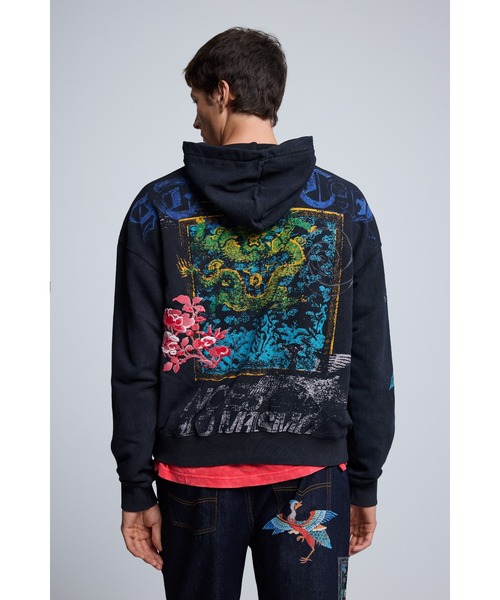 Desigual(デシグアル)の「ドラゴン刺繍プリント パーカー(スウェット・メンズ・ブラック・S/M/L/XL)」の3枚目の写真