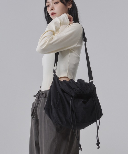 ENVYM(アンビー)の「2wayナイロンショルダーバッグ【大容量/A4対応】(ショルダーバッグ・レディース・ブラック・FREE)」の2枚目の写真