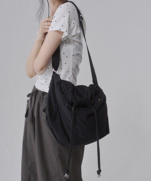 ENVYM(アンビー)の「2wayナイロンショルダーバッグ【大容量/A4対応】(ショルダーバッグ・レディース・ブラック・FREE)」の4枚目の写真