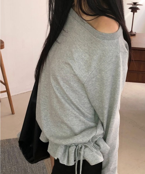 Emilie(エミリー)の「ボートネック フリルヘムスウェットトップス(Tシャツ/カットソー・レディース・ホワイト/ブラック/グレー・FREE)」の3枚目の写真