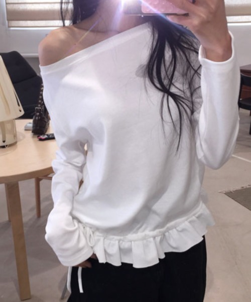 Emilie(エミリー)の「ボートネック フリルヘムスウェットトップス(Tシャツ/カットソー・レディース・ホワイト/ブラック/グレー・FREE)」の4枚目の写真