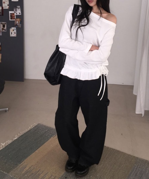 Emilie(エミリー)の「ボートネック フリルヘムスウェットトップス(Tシャツ/カットソー・レディース・ホワイト/ブラック/グレー・FREE)」の5枚目の写真