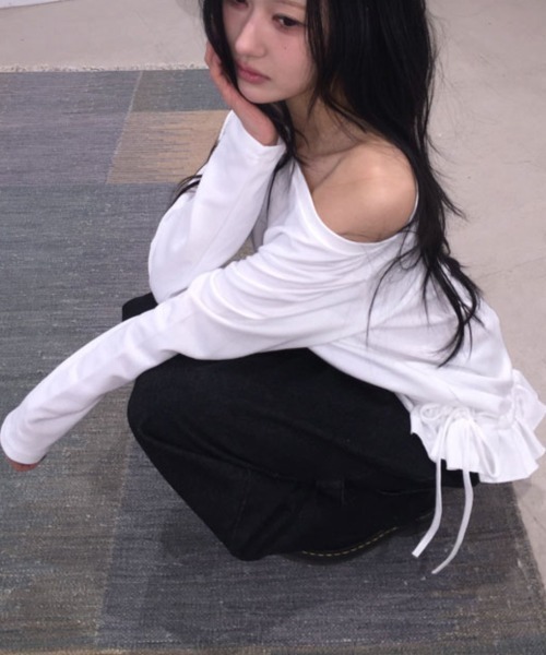 Emilie(エミリー)の「ボートネック フリルヘムスウェットトップス(Tシャツ/カットソー・レディース・ホワイト/ブラック/グレー・FREE)」の10枚目の写真
