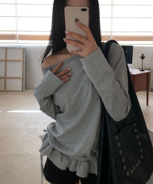 Emilie(エミリー)の「ボートネック フリルヘムスウェットトップス(Tシャツ/カットソー・レディース・ホワイト/ブラック/グレー・FREE)」の15枚目の写真