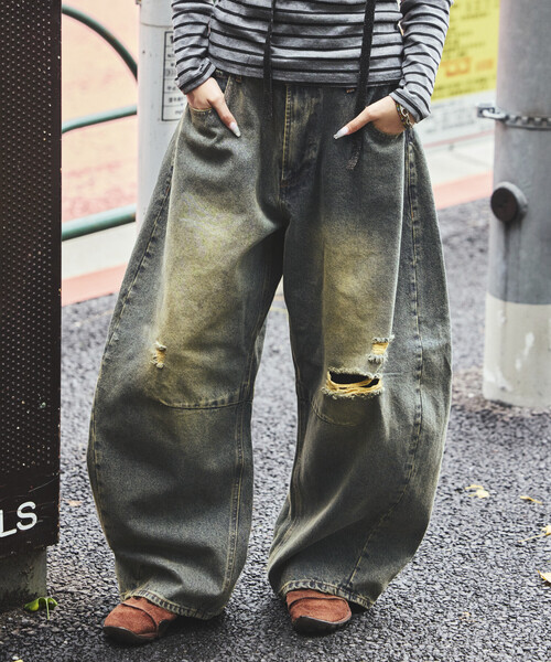 FREAK'S STORE（フリークスストア）の「ワイドシルエット カーブ デニムパンツ/ダメージ加工（デニムパンツ・メンズ・ネイビー/ブラック/インディゴブルー/サックスブルー・SMALL/LARGE/MEDIUM）」の4枚目の写真