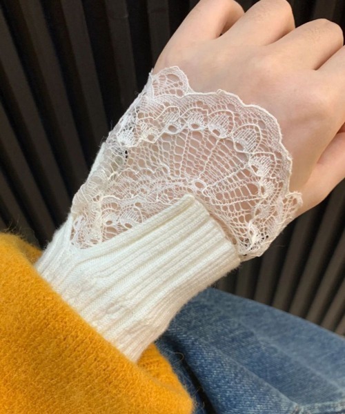 Lips(リップス)の「【繊細なレースフリルで手元を華やかに!女性らしさを引き立てるハイネックリブニット】(ニット/セーター・レディース・ブラウン/グレー/ホワイト/ブラック・FREE)」の10枚目の写真